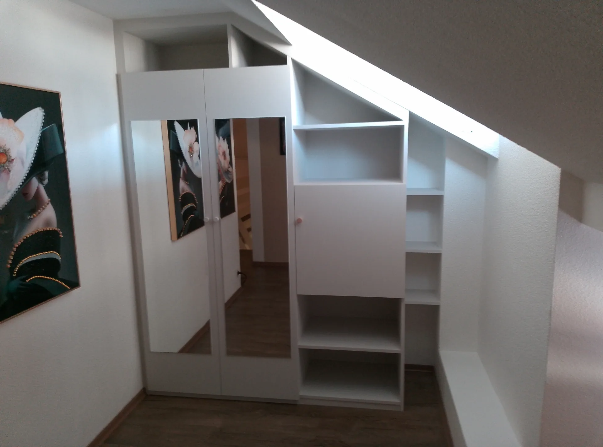 Walk-in wardrobe under the slope with mirrored doors in a loft bedroom in Bagnères-de-Bigorre