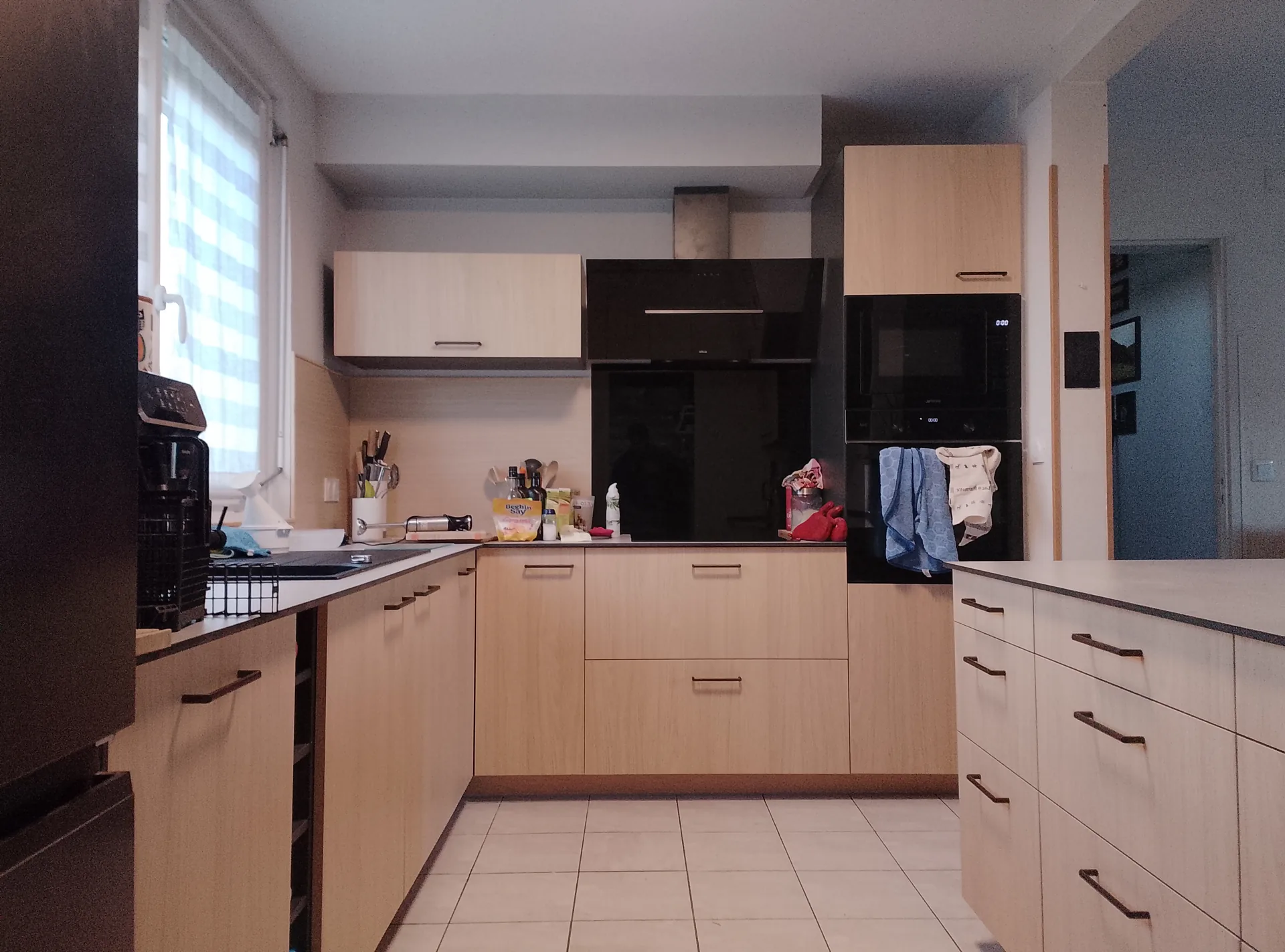The renovated kitchen: the central island, the oak-coloured fronts and the wall units