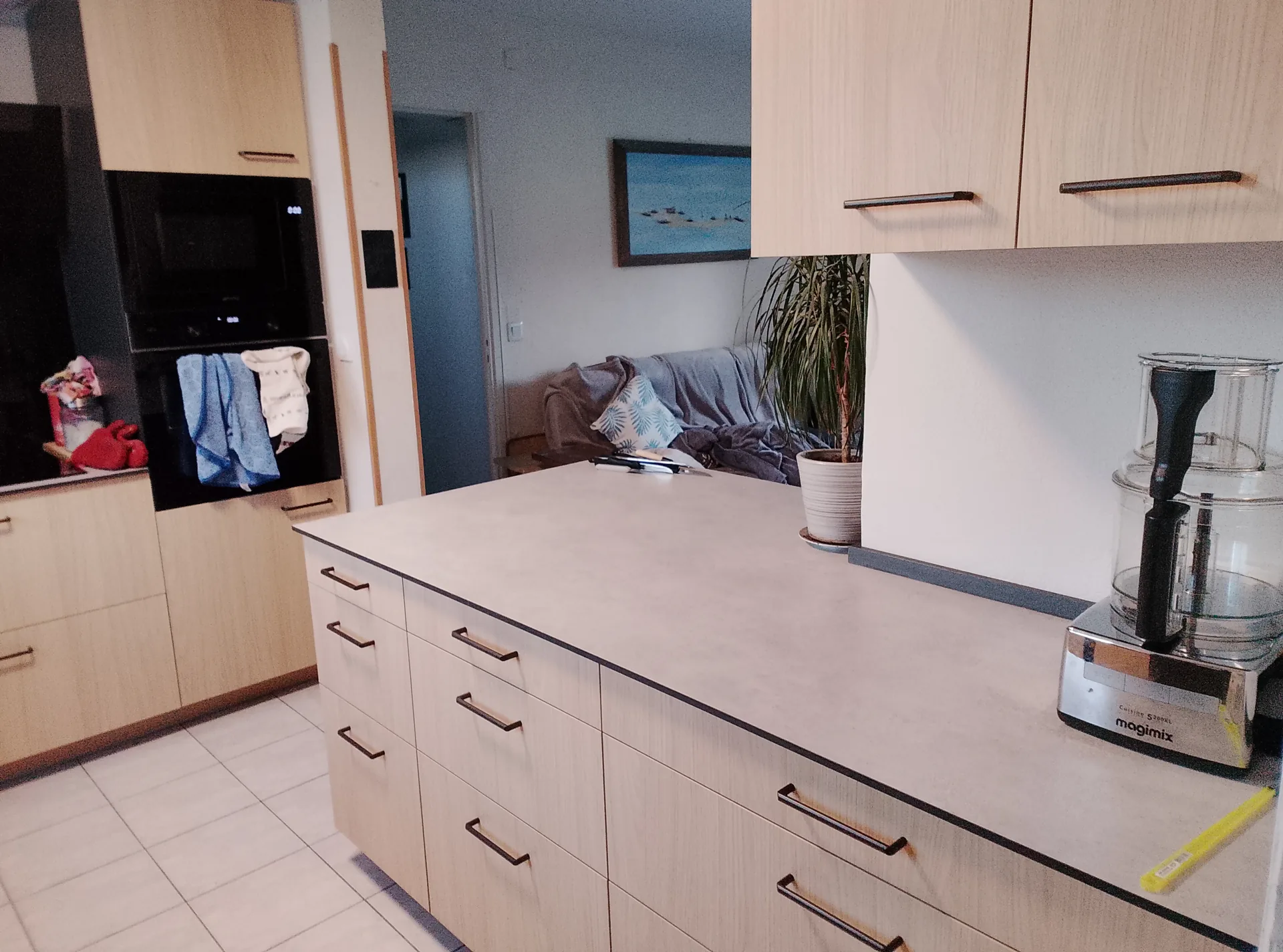 The central island: the concrete-effect compact laminate worktop, slim and clean