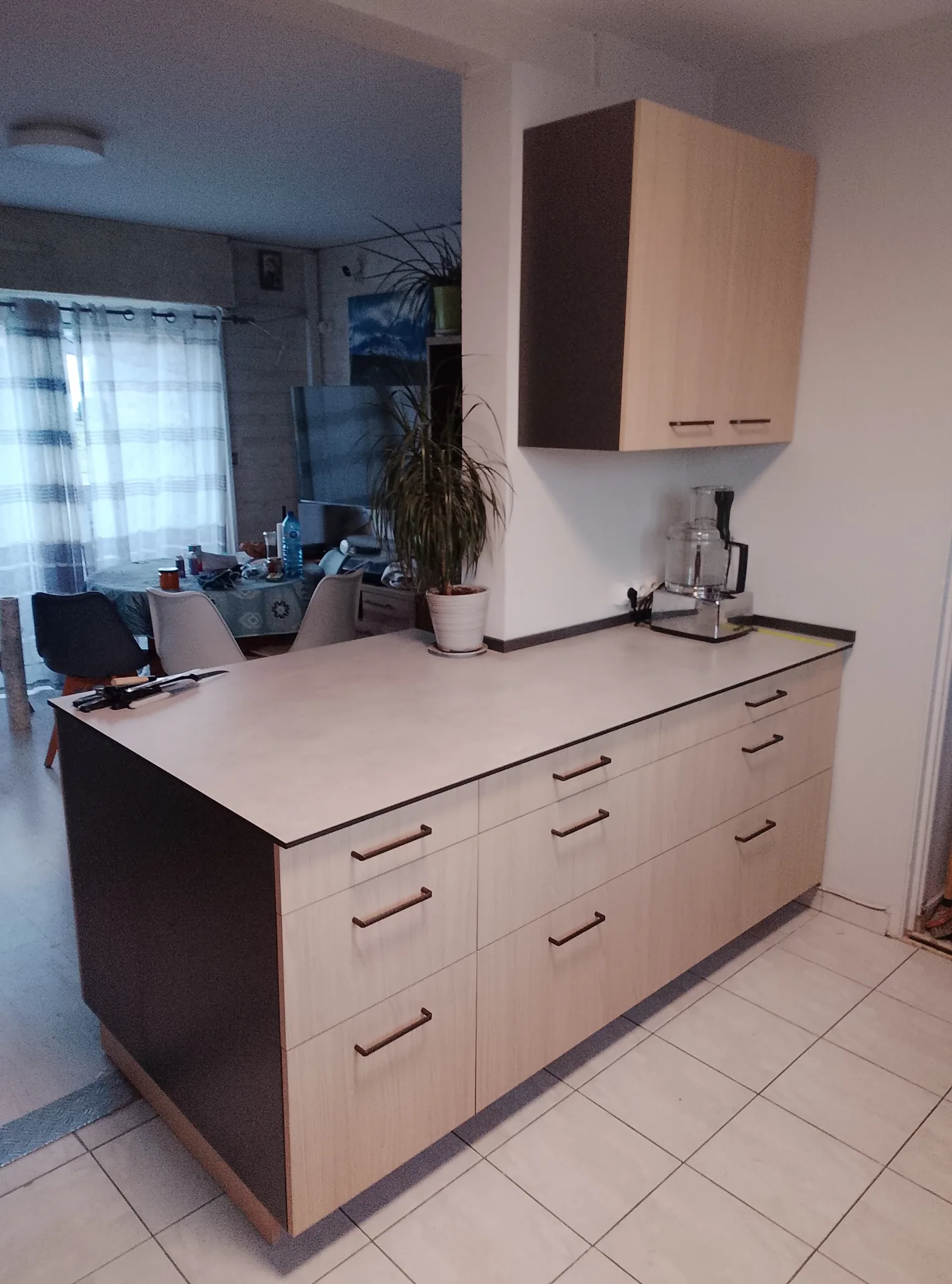 The island and the wall unit: oak-effect fronts and slim handles