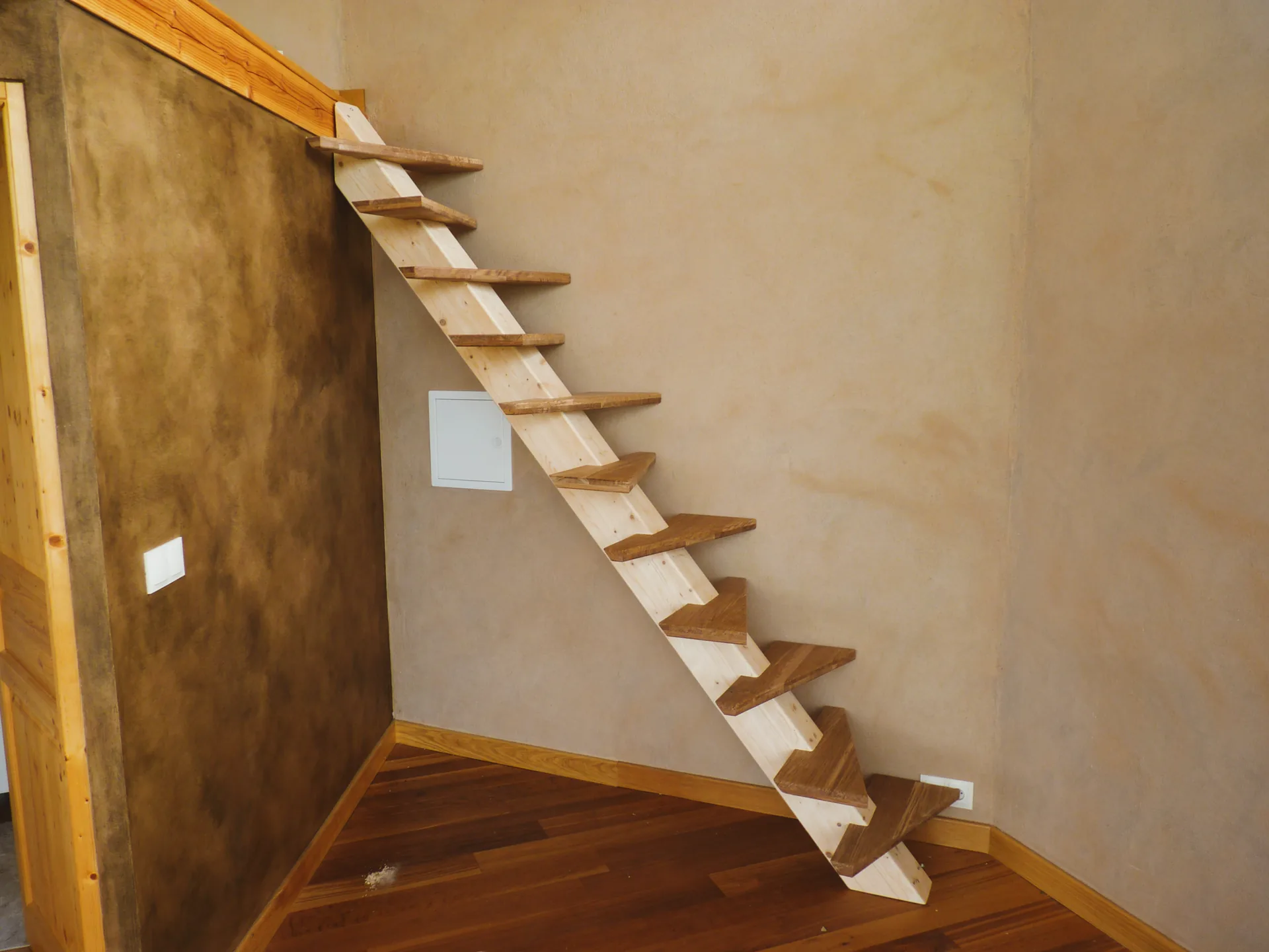 Oak alternating-tread staircase in an octagonal space