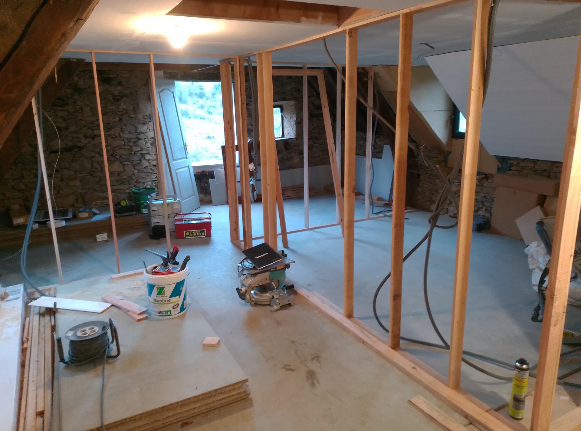 The volume of the upper floor structured by the timber frames of the future partitions