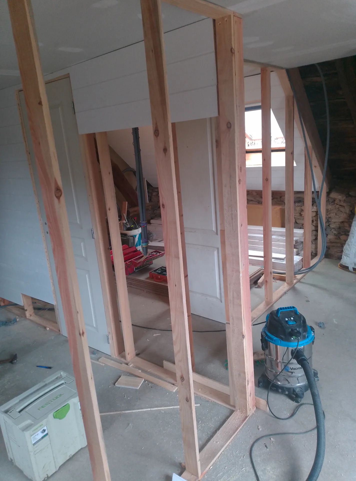 A partition going up: the timber frame and the first facings