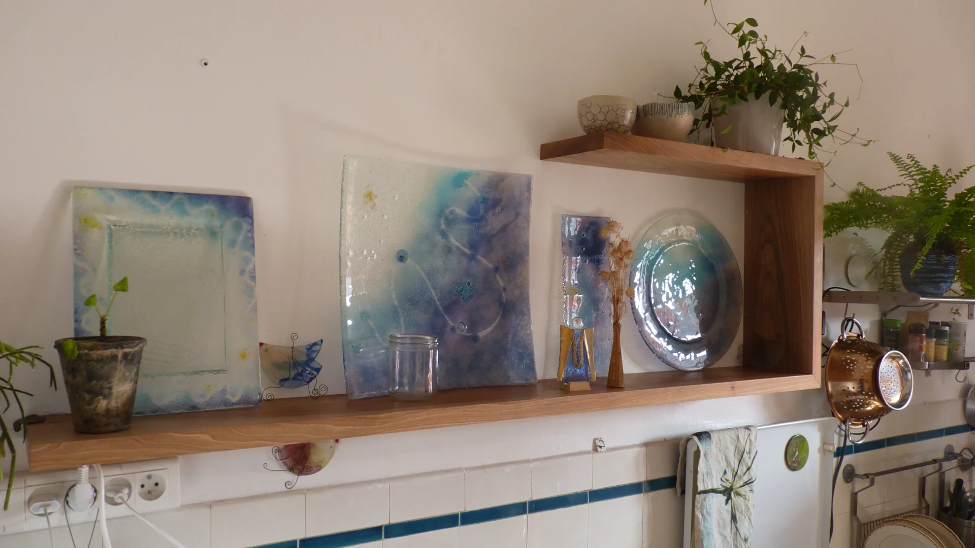 The French walnut shelf fitted above the splashback, with no visible fixing