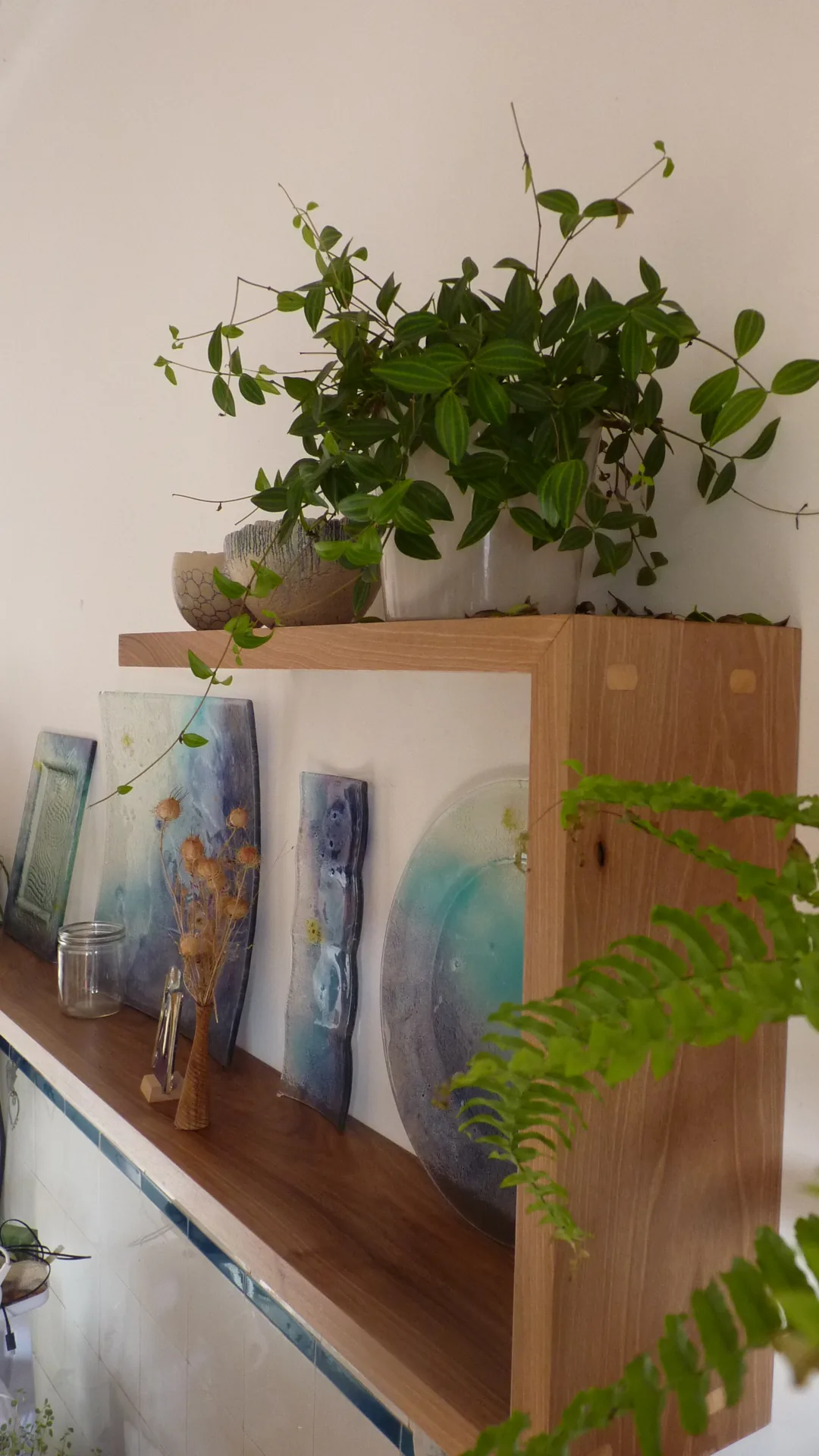 The shelf seen from the side: the walnut return and the floating effect, with no visible support