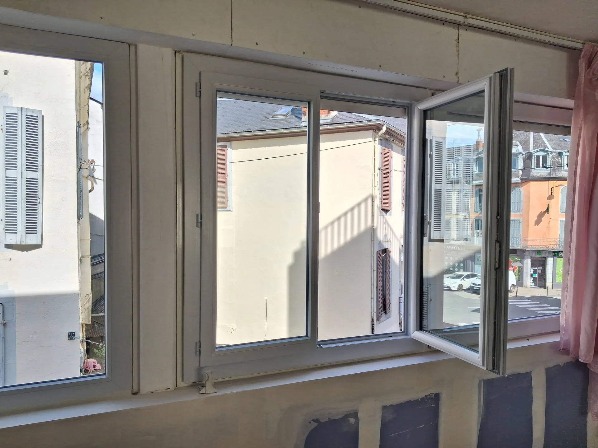 Tilt-and-turn window open onto the street, acoustic glazing