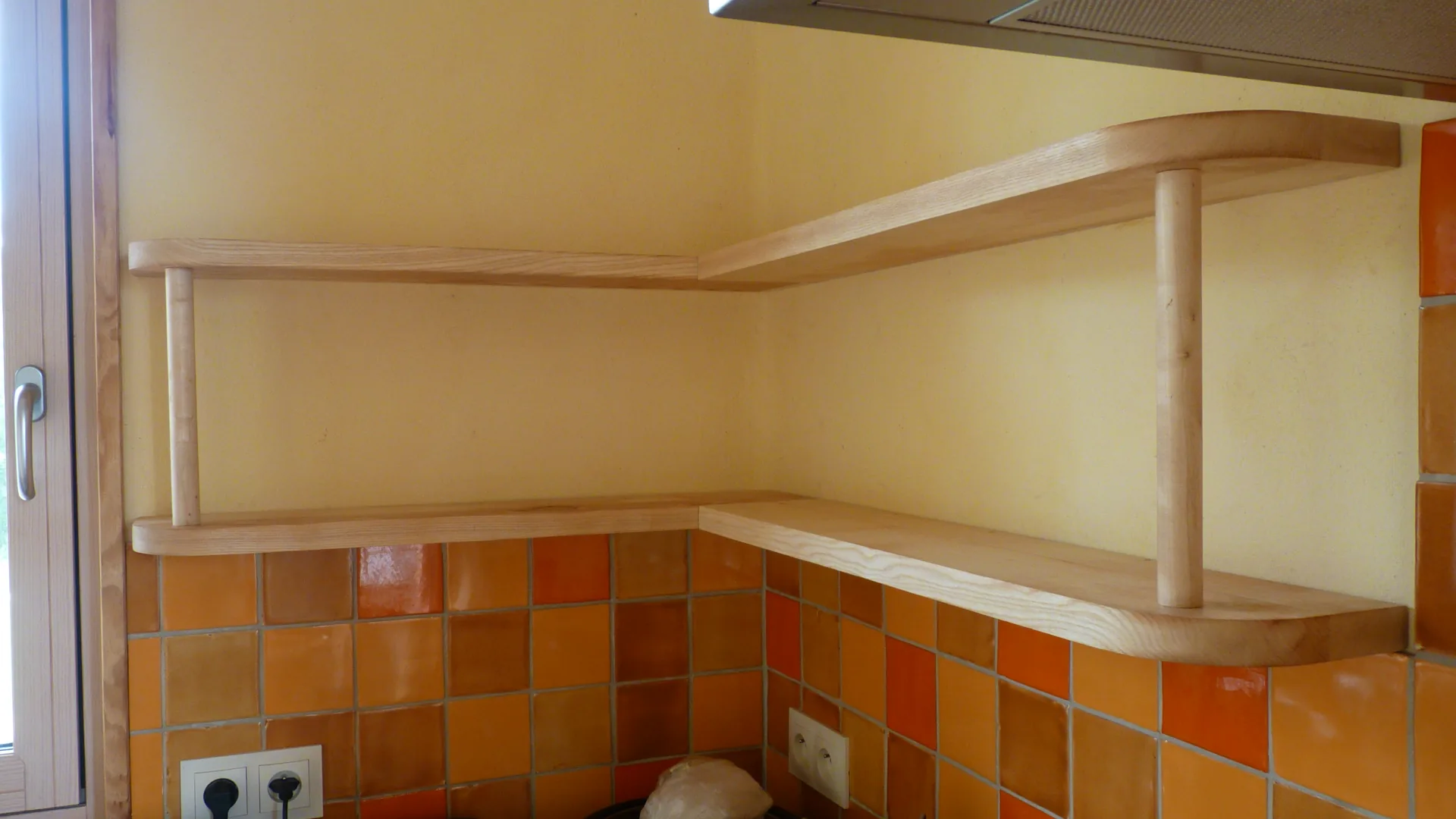 The ash corner shelf running along two walls, with no visible fixing