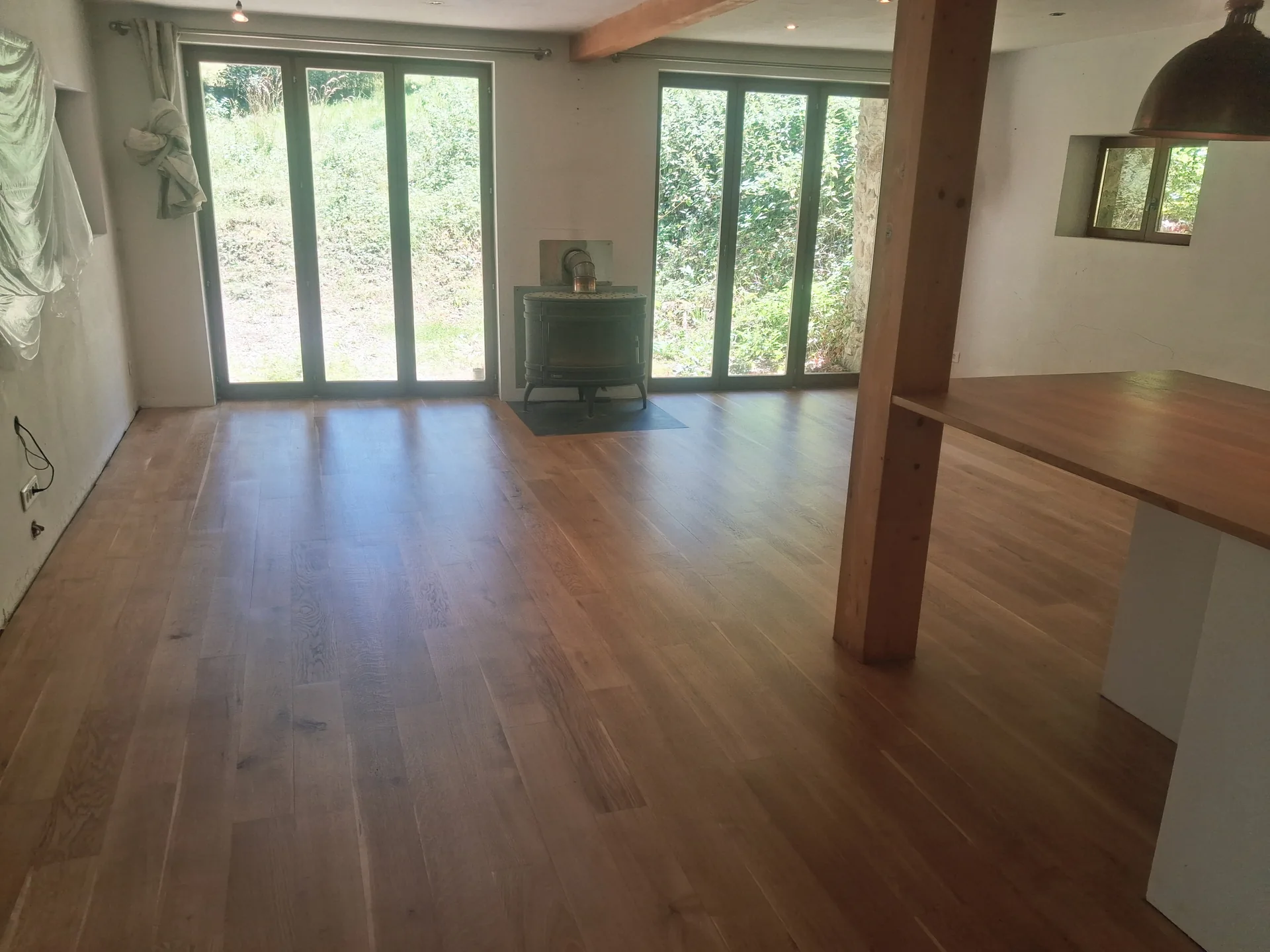 Solid oak parquet floor restored in the living room of a barn in Campan