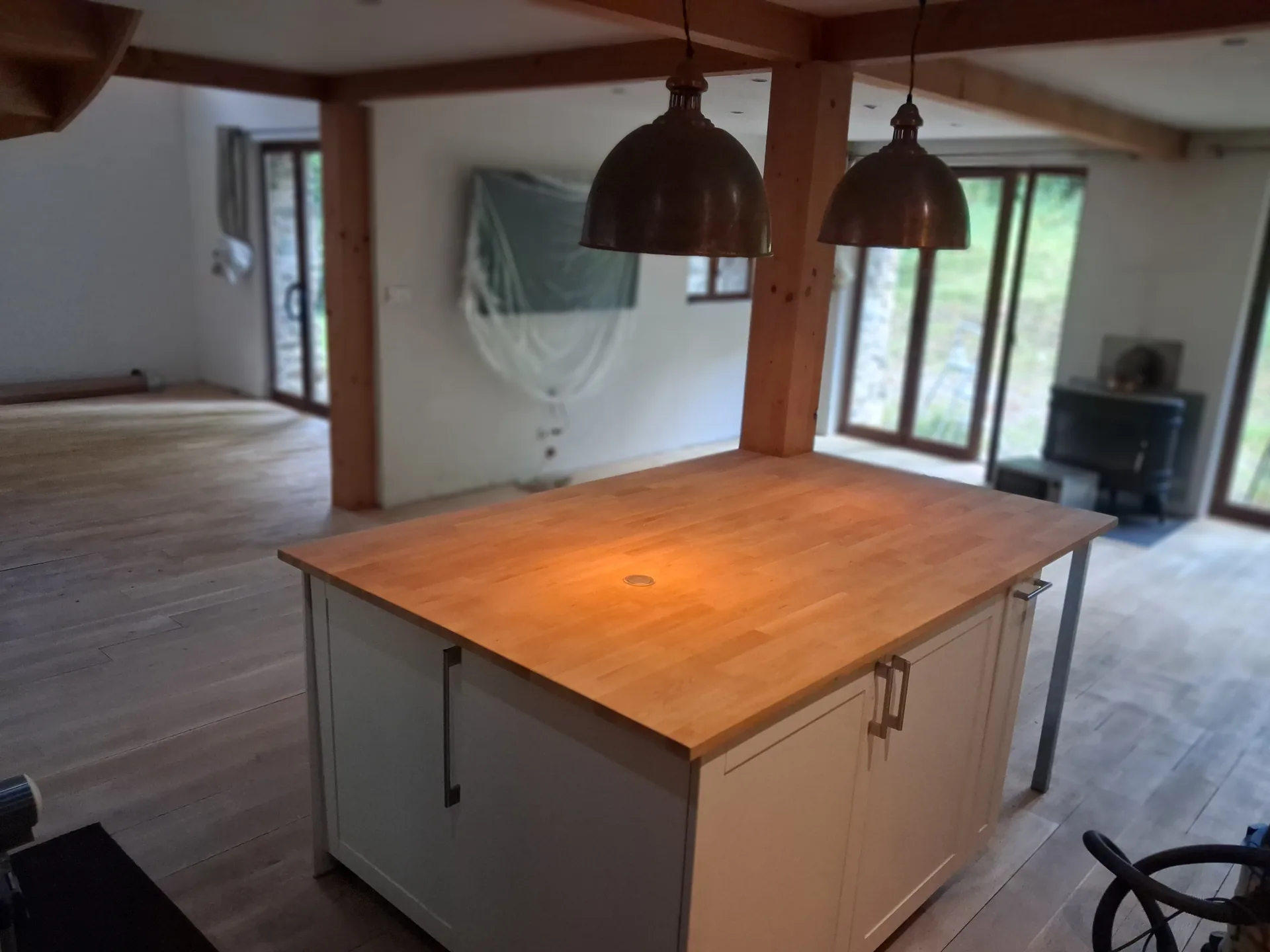 Central kitchen island in glued laminated oak, re-varnished