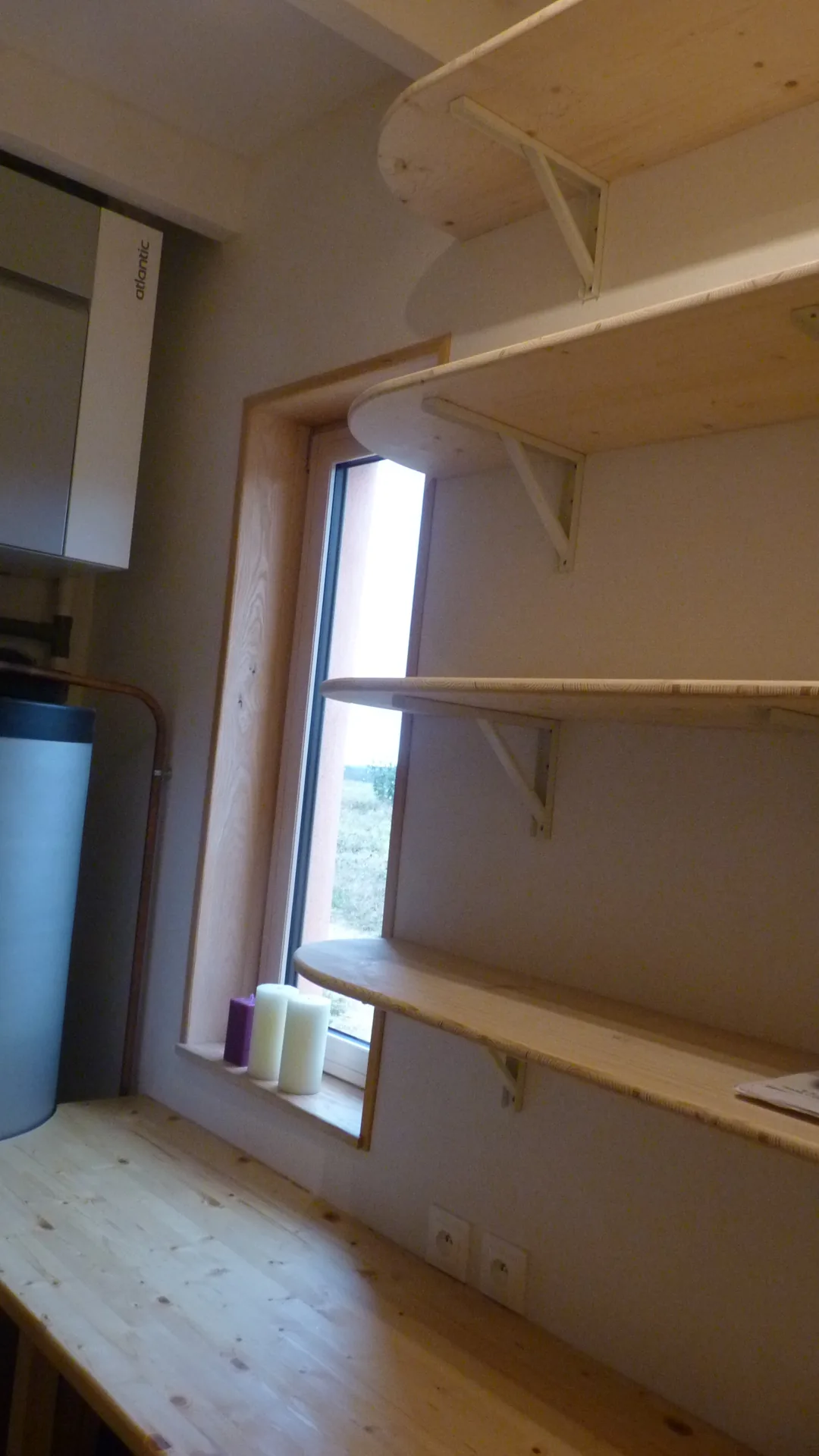 The shelves fitted around the water heater: no space wasted