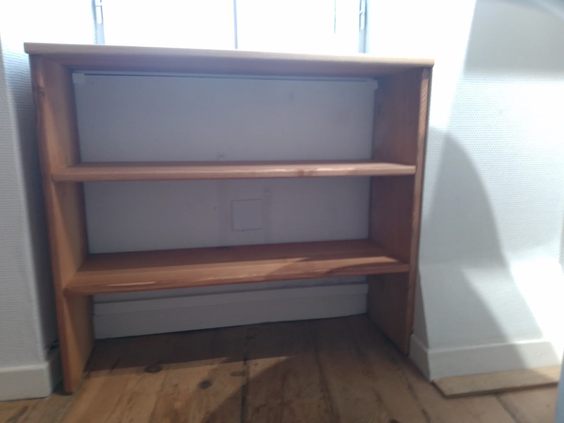 The alcove unit below the window: two side panels and two shelves fitted to the opening