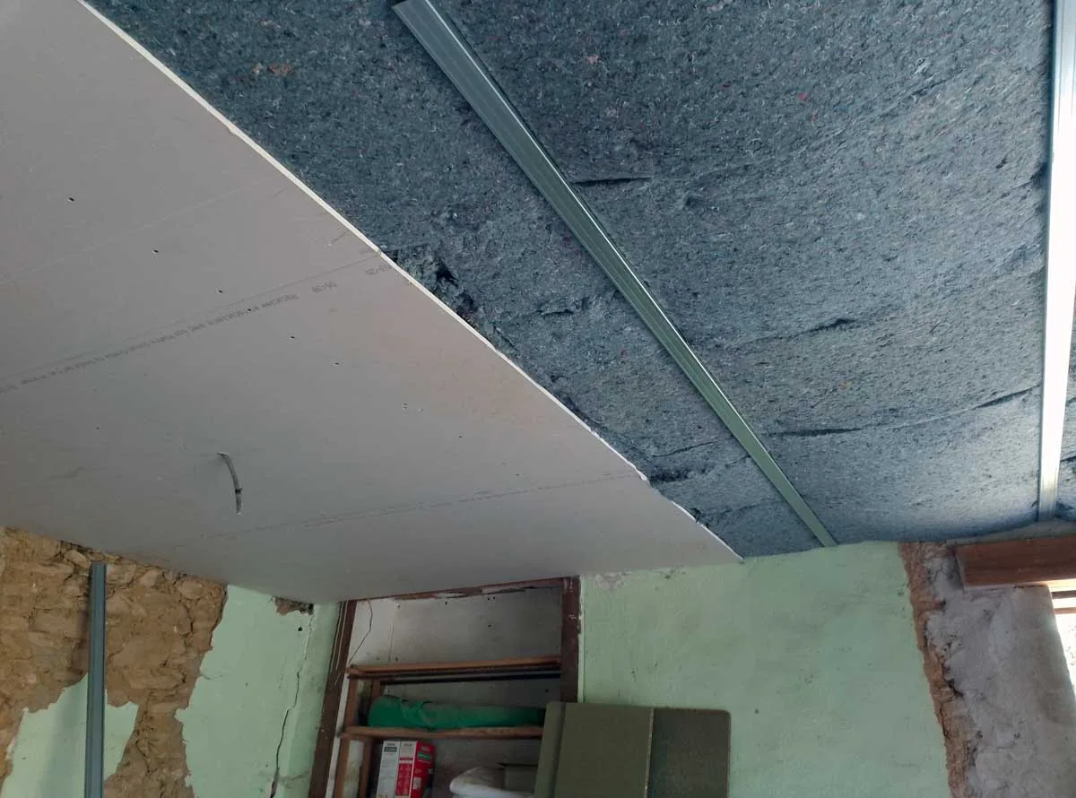 Fitting the plasterboard to the ceiling