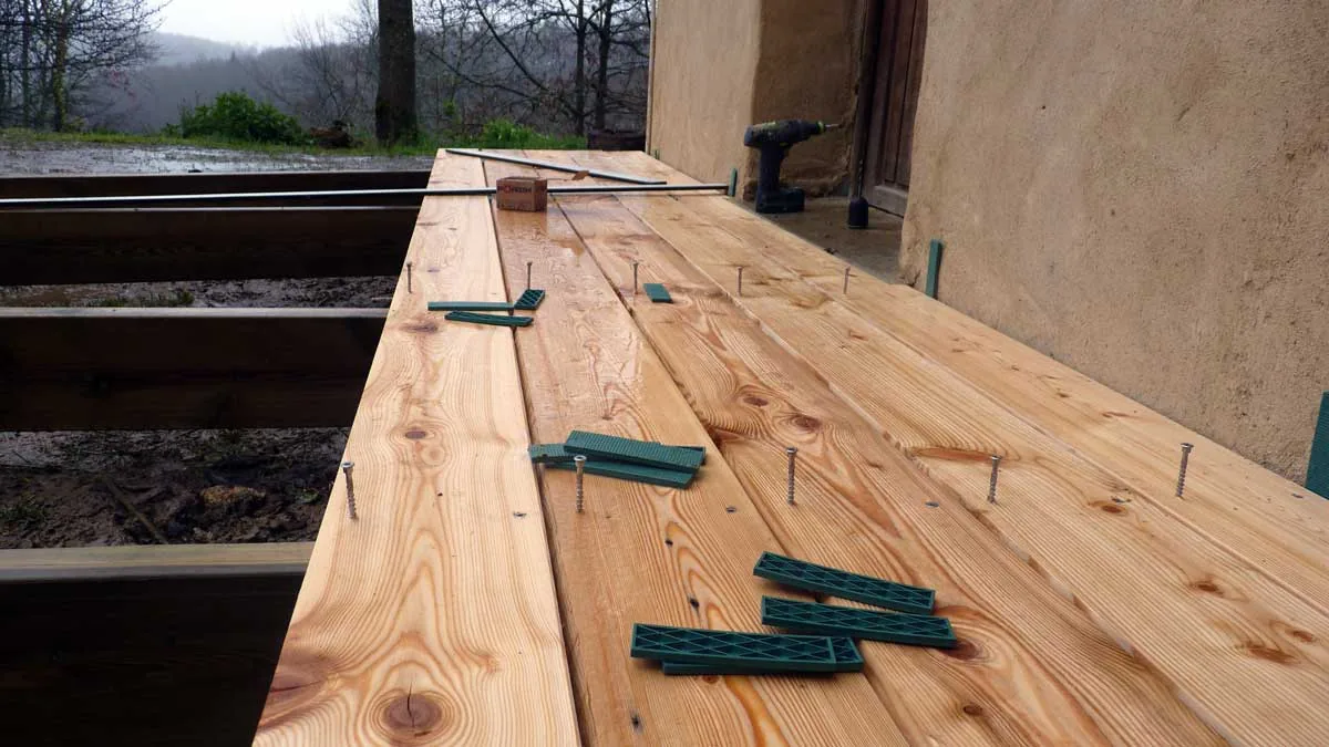 Larch deck, overall view with the garden